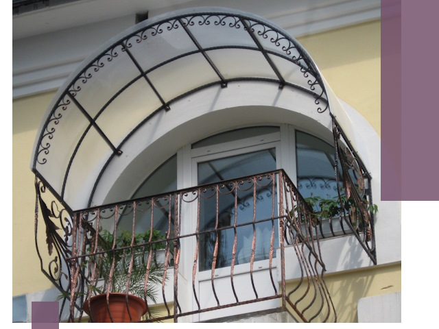 Козырьки над балконом в Сафонове — изготовление и монтаж